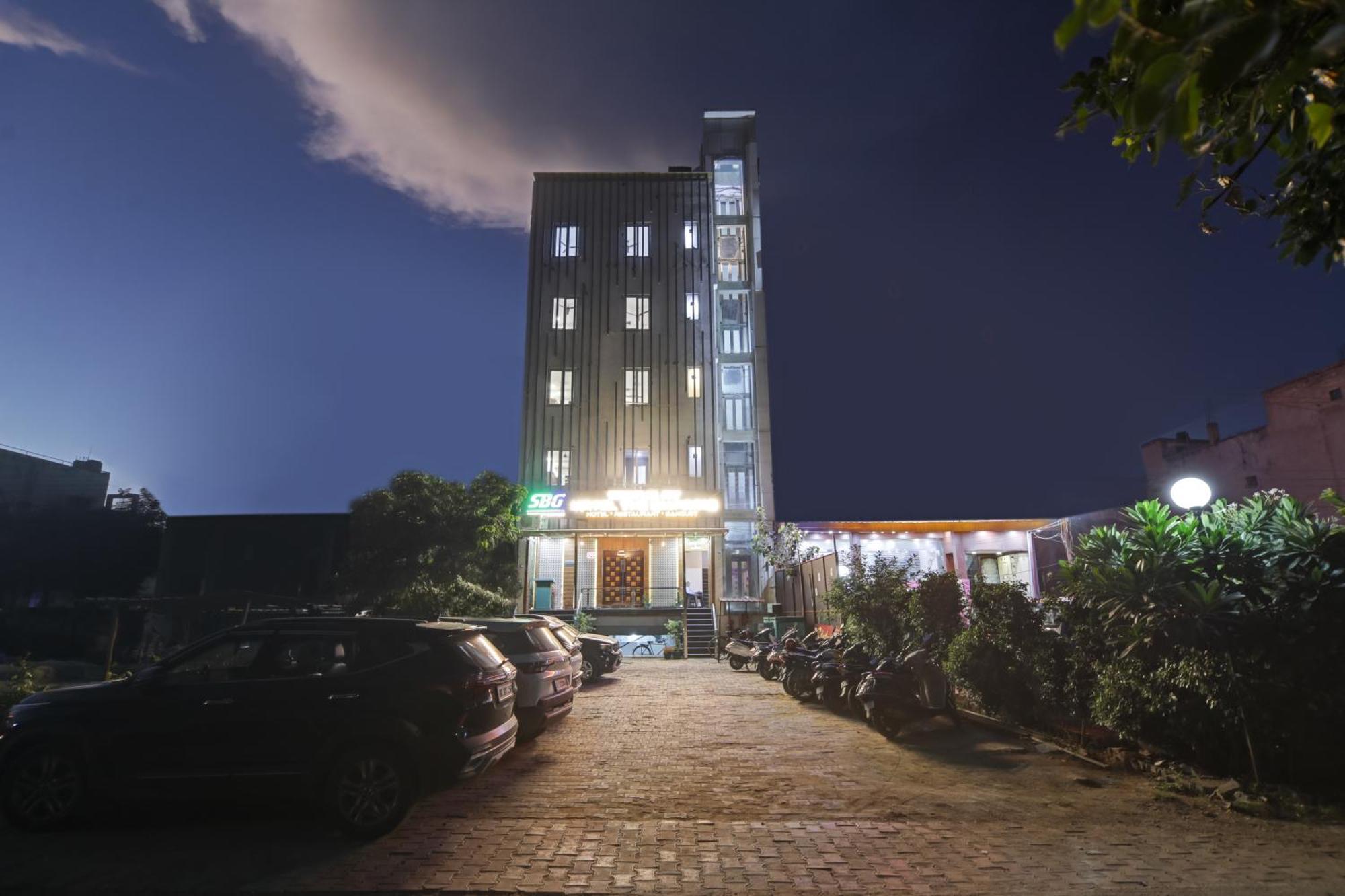 Status By Hotel The Emporio Ghaziabad Exterior foto