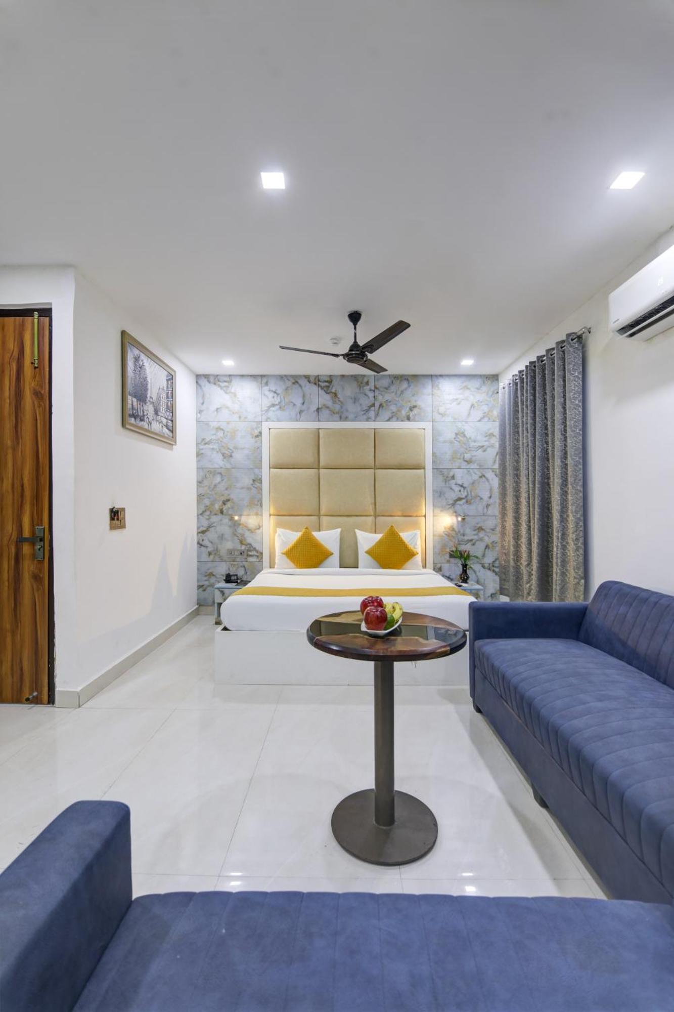 Status By Hotel The Emporio Ghaziabad Exterior foto